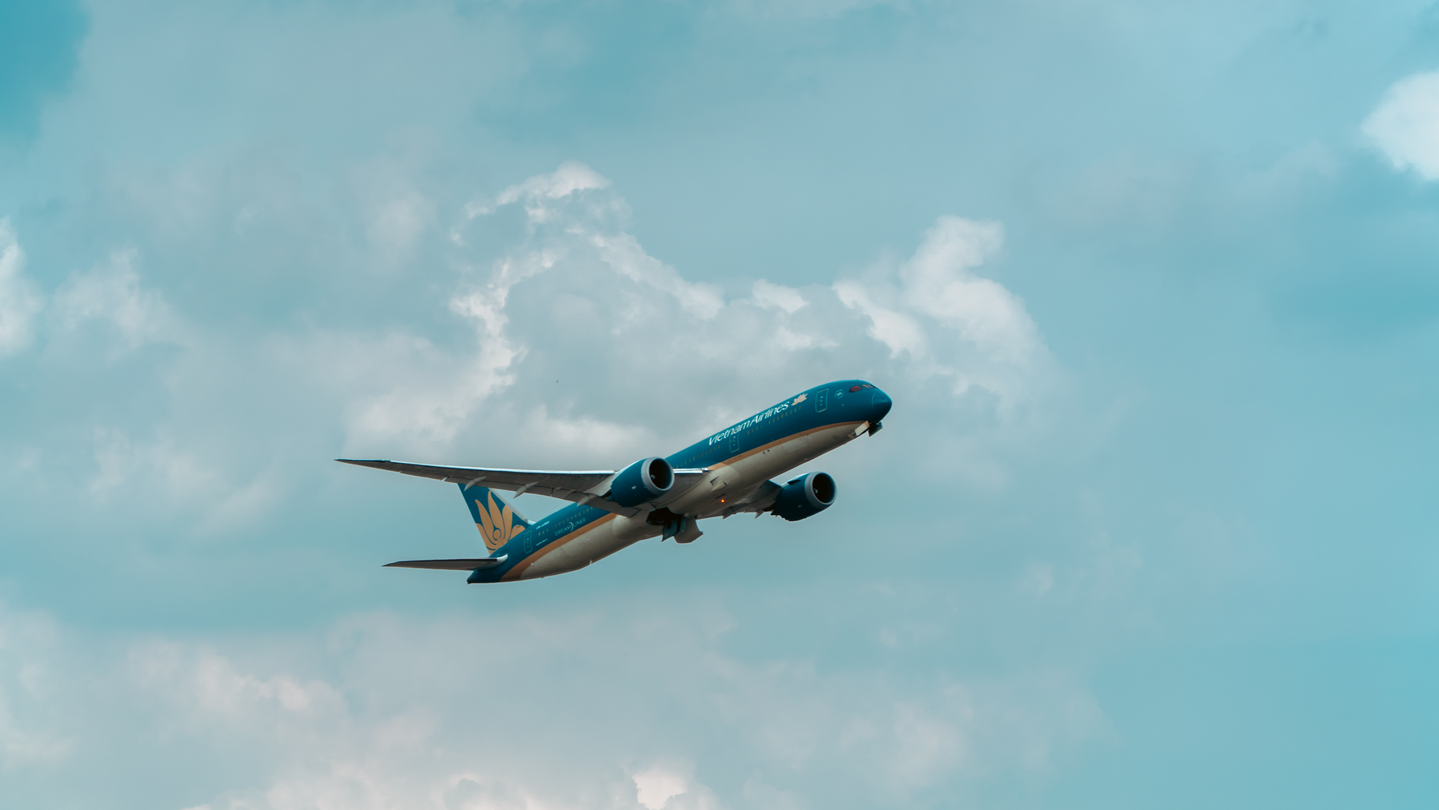 A commercial airplane flying through a cloudy